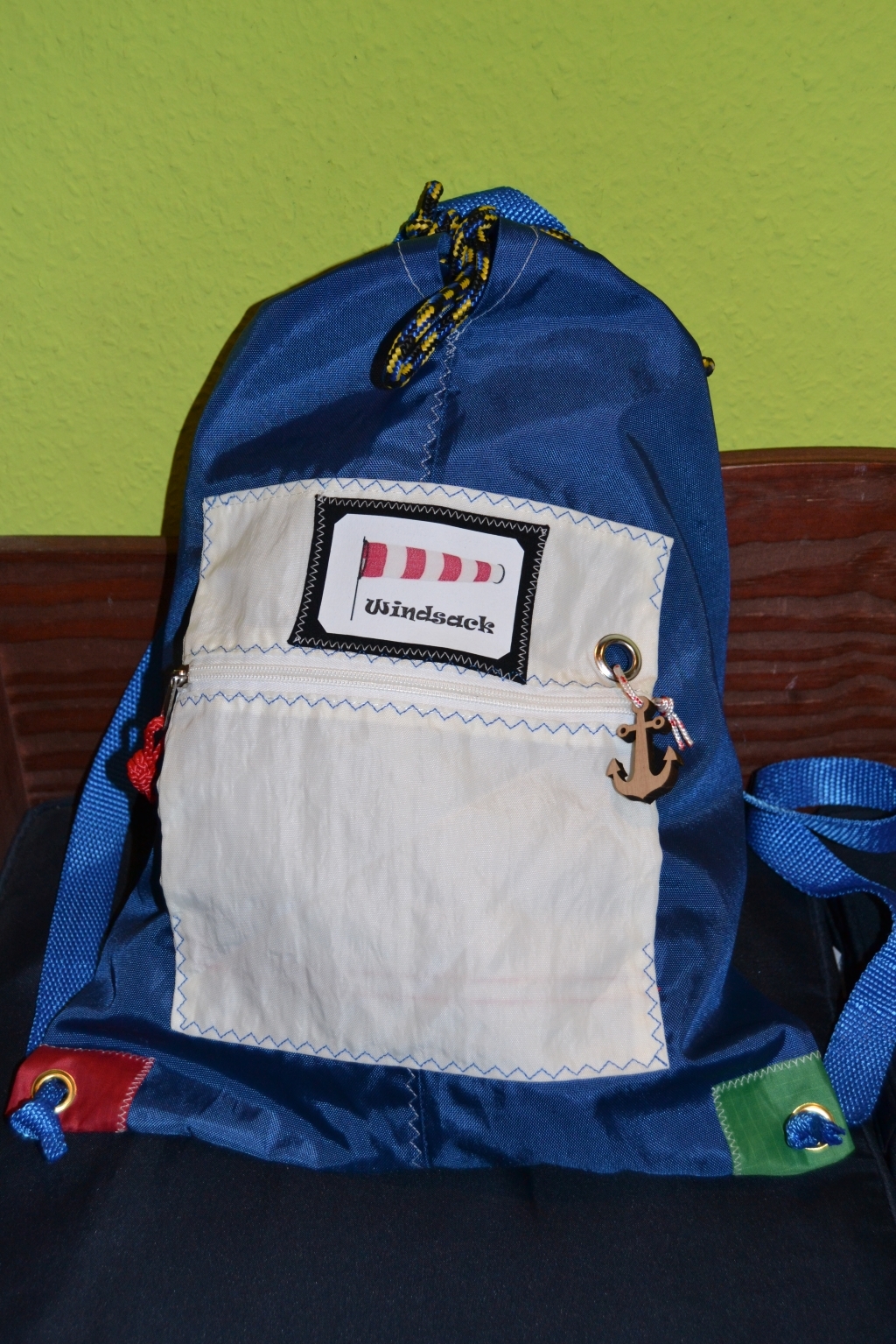 blau mit weißer Außentasche