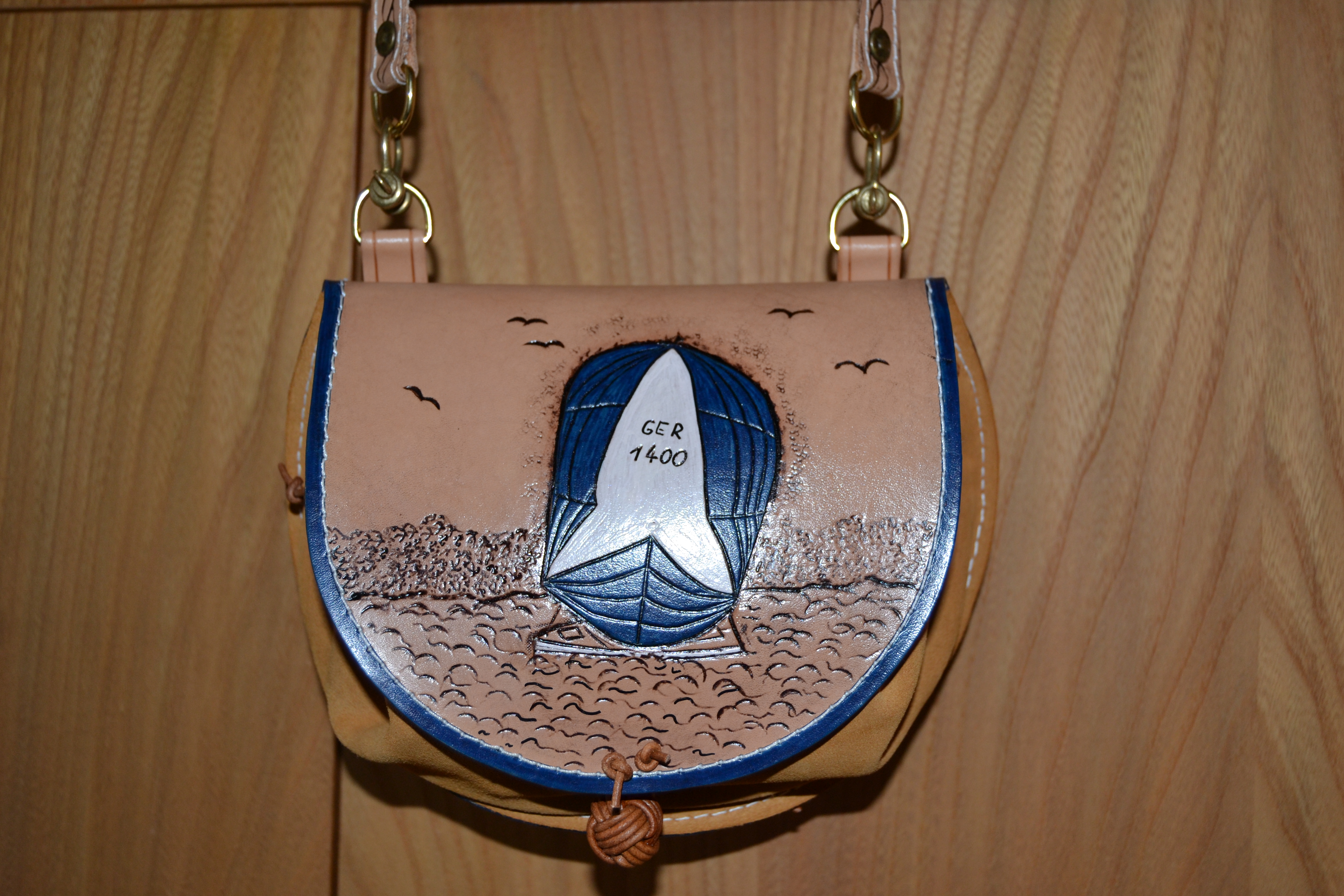 Ledertasche punziert vorn